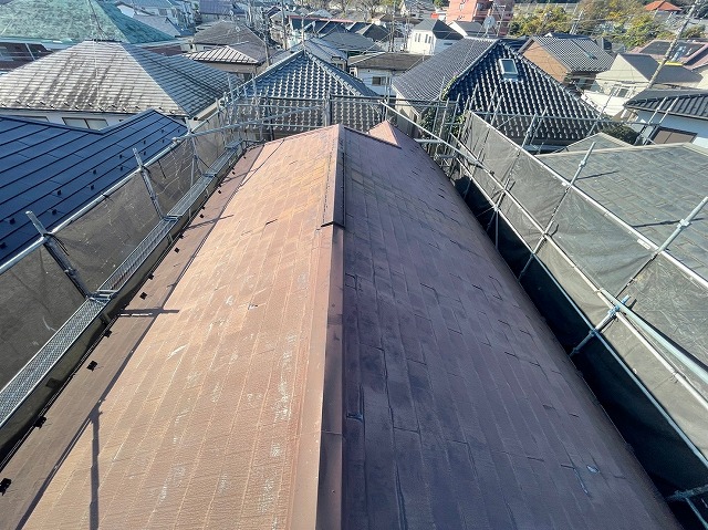スレート屋根から横暖ルーフを使った屋根カバー工事を行いました！川口市屋根カバー工事　横暖ルーフαｓ　ニチハ　センタールーフ　スレートボロボロ　ガルバリウム鋼板　