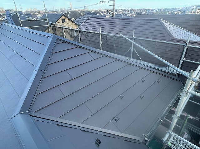 スレート屋根から横暖ルーフを使った屋根カバー工事を行いました！川口市屋根カバー工事　横暖ルーフαｓ　ニチハ　センタールーフ　スレートボロボロ　ガルバリウム鋼板　