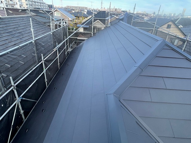 スレート屋根から横暖ルーフを使った屋根カバー工事を行いました！川口市屋根カバー工事　横暖ルーフαｓ　ニチハ　センタールーフ　スレートボロボロ　ガルバリウム鋼板　