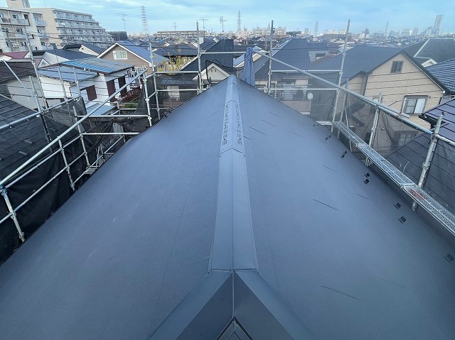 スレート屋根から横暖ルーフを使った屋根カバー工事を行いました！川口市屋根カバー工事　横暖ルーフαｓ　ニチハ　センタールーフ　スレートボロボロ　ガルバリウム鋼板　