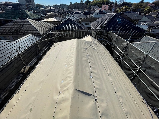 スレート屋根から横暖ルーフを使った屋根カバー工事を行いました！川口市屋根カバー工事　横暖ルーフαｓ　ニチハ　センタールーフ　スレートボロボロ　ガルバリウム鋼板　