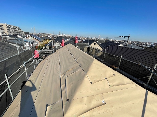 スレート屋根から横暖ルーフを使った屋根カバー工事を行いました！川口市屋根カバー工事　横暖ルーフαｓ　ニチハ　センタールーフ　スレートボロボロ　ガルバリウム鋼板　