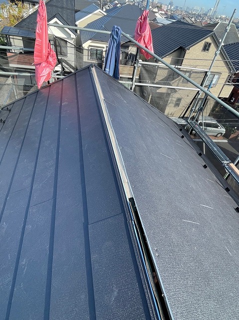 スレート屋根から横暖ルーフを使った屋根カバー工事を行いました！川口市屋根カバー工事　横暖ルーフαｓ　ニチハ　センタールーフ　スレートボロボロ　ガルバリウム鋼板　