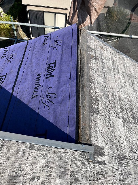 スレート屋根から横暖ルーフを使った屋根カバー工事を行いました！川口市屋根カバー工事　横暖ルーフαｓ　ニチハ　センタールーフ　スレートボロボロ　ガルバリウム鋼板　