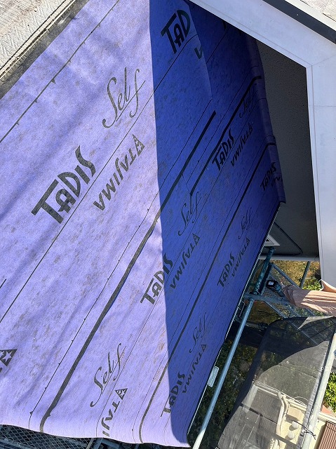 スレート屋根から横暖ルーフを使った屋根カバー工事を行いました！川口市屋根カバー工事　横暖ルーフαｓ　ニチハ　センタールーフ　スレートボロボロ　ガルバリウム鋼板　