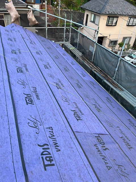 スレート屋根から横暖ルーフを使った屋根カバー工事を行いました！川口市屋根カバー工事　横暖ルーフαｓ　ニチハ　センタールーフ　スレートボロボロ　ガルバリウム鋼板　