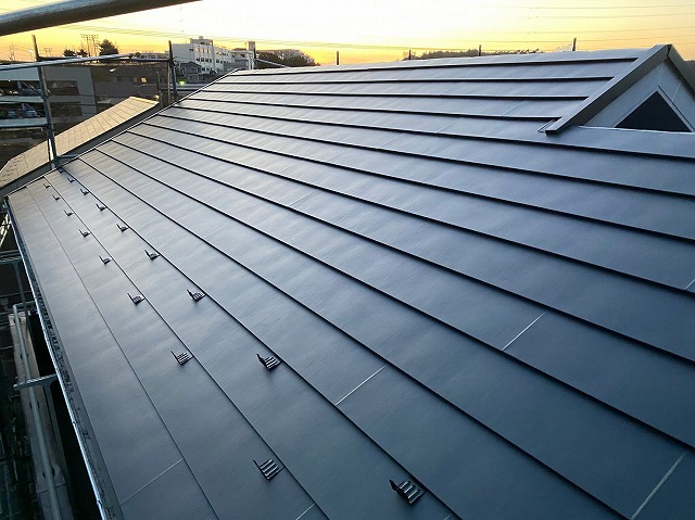 スレート屋根から横暖ルーフを使った屋根カバー工事を行いました！川口市屋根カバー工事　横暖ルーフαｓ　ニチハ　センタールーフ　スレートボロボロ　ガルバリウム鋼板　