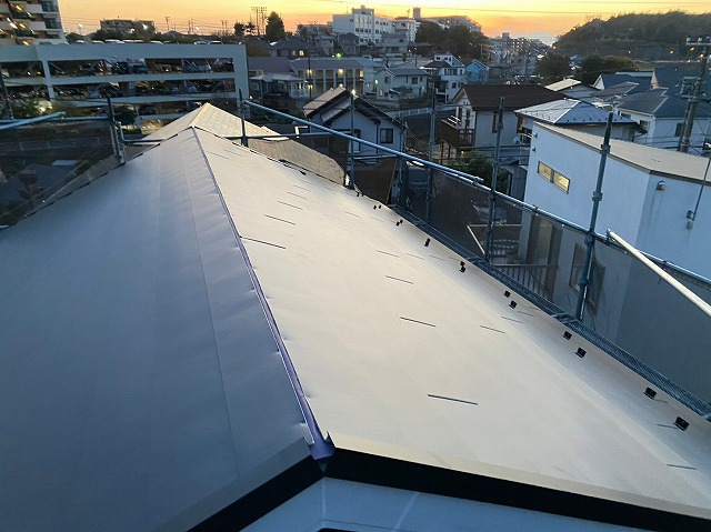 スレート屋根から横暖ルーフを使った屋根カバー工事を行いました！川口市屋根カバー工事　横暖ルーフαｓ　ニチハ　センタールーフ　スレートボロボロ　ガルバリウム鋼板　