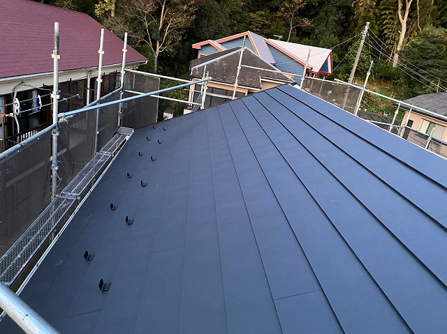 スレート屋根から横暖ルーフを使った屋根カバー工事を行いました！川口市屋根カバー工事　横暖ルーフαｓ　ニチハ　センタールーフ　スレートボロボロ　ガルバリウム鋼板　