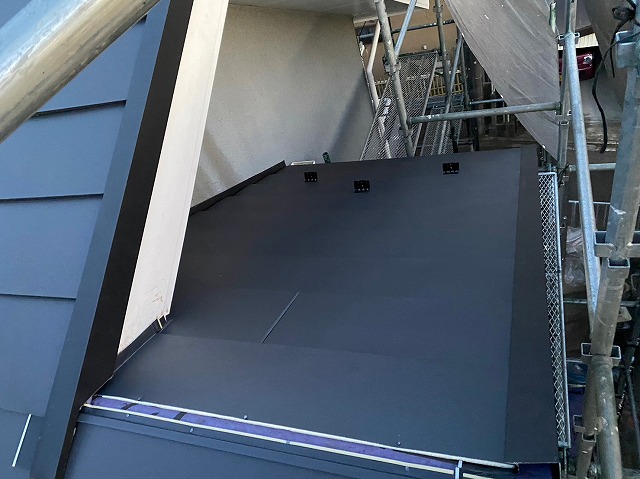 スレート屋根から横暖ルーフを使った屋根カバー工事を行いました！川口市屋根カバー工事　横暖ルーフαｓ　ニチハ　センタールーフ　スレートボロボロ　ガルバリウム鋼板　