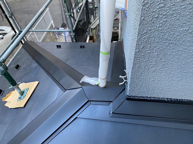 スレート屋根から横暖ルーフを使った屋根カバー工事を行いました！川口市屋根カバー工事　横暖ルーフαｓ　ニチハ　センタールーフ　スレートボロボロ　ガルバリウム鋼板　