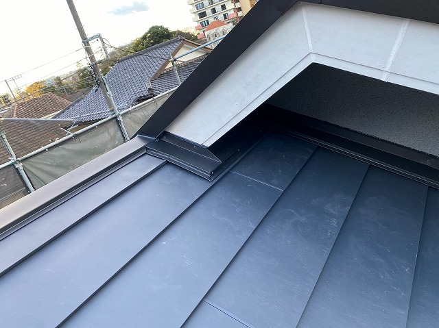 スレート屋根から横暖ルーフを使った屋根カバー工事を行いました！川口市屋根カバー工事　横暖ルーフαｓ　ニチハ　センタールーフ　スレートボロボロ　ガルバリウム鋼板　