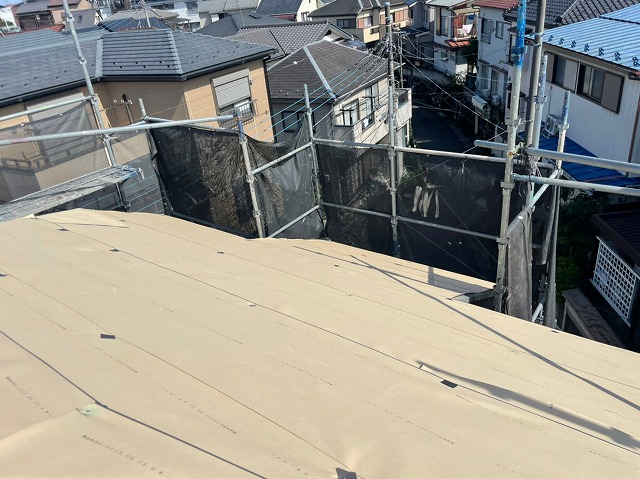 スレート屋根から横暖ルーフを使った屋根カバー工事を行いました！川口市屋根カバー工事　横暖ルーフαｓ　ニチハ　センタールーフ　スレートボロボロ　ガルバリウム鋼板　