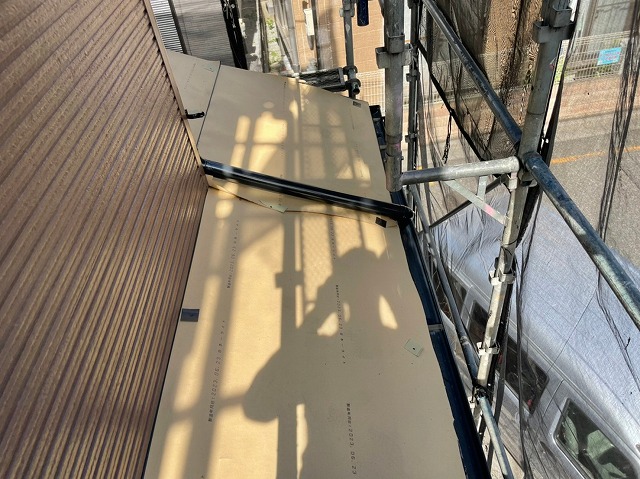 スレート屋根から横暖ルーフを使った屋根カバー工事を行いました！川口市屋根カバー工事　横暖ルーフαｓ　ニチハ　センタールーフ　スレートボロボロ　ガルバリウム鋼板　