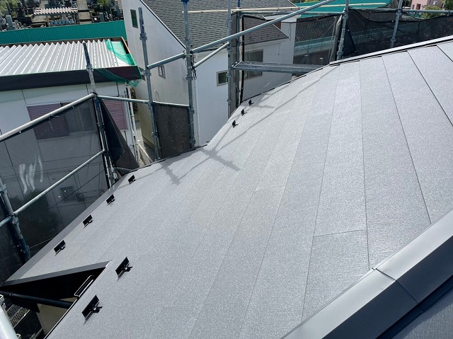 スレート屋根から横暖ルーフを使った屋根カバー工事を行いました！川口市屋根カバー工事　横暖ルーフαｓ　ニチハ　センタールーフ　スレートボロボロ　ガルバリウム鋼板　