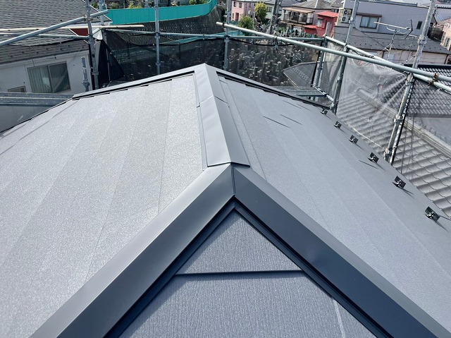 スレート屋根から横暖ルーフを使った屋根カバー工事を行いました！川口市屋根カバー工事　横暖ルーフαｓ　ニチハ　センタールーフ　スレートボロボロ　ガルバリウム鋼板　