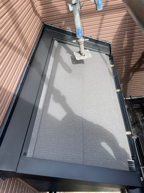 スレート屋根から横暖ルーフを使った屋根カバー工事を行いました！川口市屋根カバー工事　横暖ルーフαｓ　ニチハ　センタールーフ　スレートボロボロ　ガルバリウム鋼板　