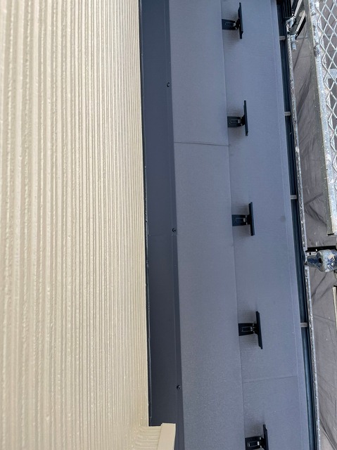 スレート屋根から横暖ルーフを使った屋根カバー工事を行いました！川口市屋根カバー工事　横暖ルーフαｓ　ニチハ　センタールーフ　スレートボロボロ　ガルバリウム鋼板　