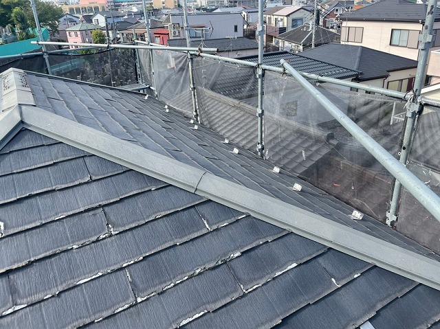 スレート屋根から横暖ルーフを使った屋根カバー工事を行いました！川口市屋根カバー工事　横暖ルーフαｓ　ニチハ　センタールーフ　スレートボロボロ　ガルバリウム鋼板　