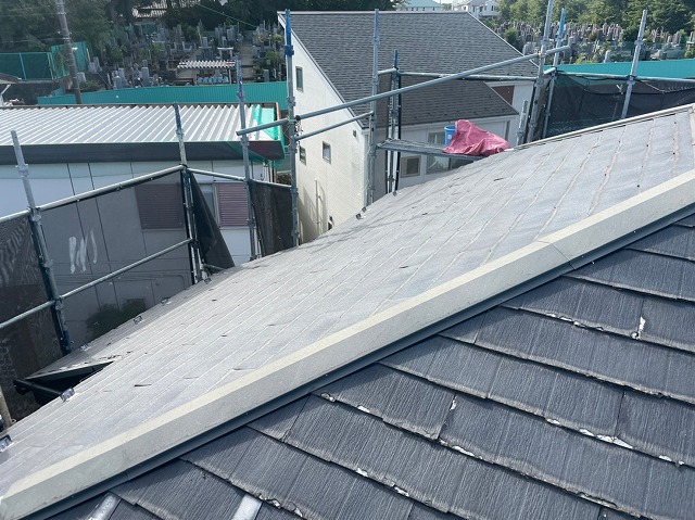 スレート屋根から横暖ルーフを使った屋根カバー工事を行いました！川口市屋根カバー工事　横暖ルーフαｓ　ニチハ　センタールーフ　スレートボロボロ　ガルバリウム鋼板　