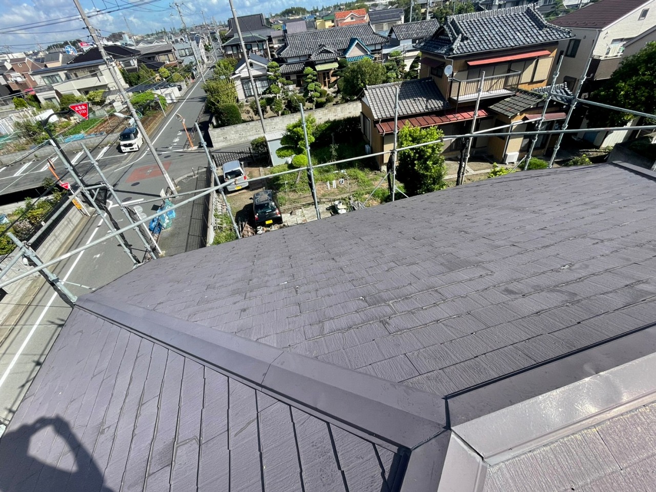 スレート屋根から横暖ルーフを使った屋根カバー工事を行いました！川口市屋根カバー工事　横暖ルーフαｓ　ニチハ　センタールーフ　スレートボロボロ　ガルバリウム鋼板　