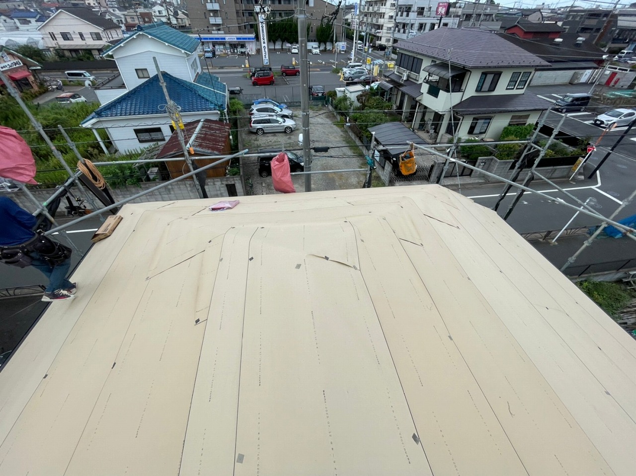 スレート屋根から横暖ルーフを使った屋根カバー工事を行いました！川口市屋根カバー工事　横暖ルーフαｓ　ニチハ　センタールーフ　スレートボロボロ　ガルバリウム鋼板　