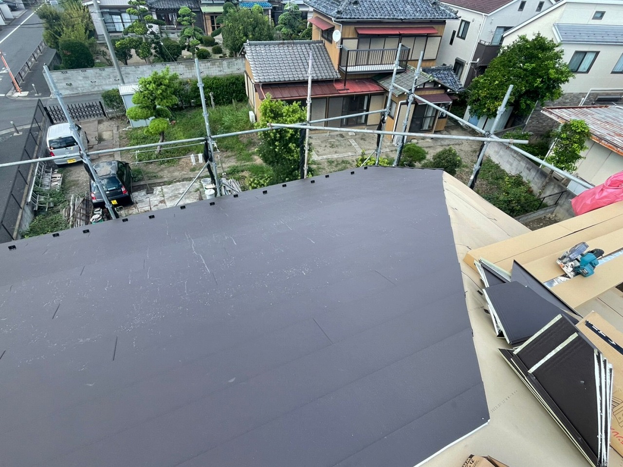 スレート屋根から横暖ルーフを使った屋根カバー工事を行いました！川口市屋根カバー工事　横暖ルーフαｓ　ニチハ　センタールーフ　スレートボロボロ　ガルバリウム鋼板　