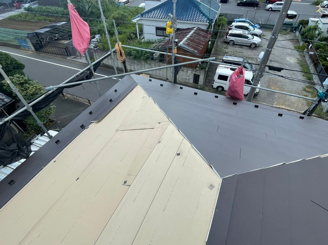 スレート屋根から横暖ルーフを使った屋根カバー工事を行いました！川口市屋根カバー工事　横暖ルーフαｓ　ニチハ　センタールーフ　スレートボロボロ　ガルバリウム鋼板　