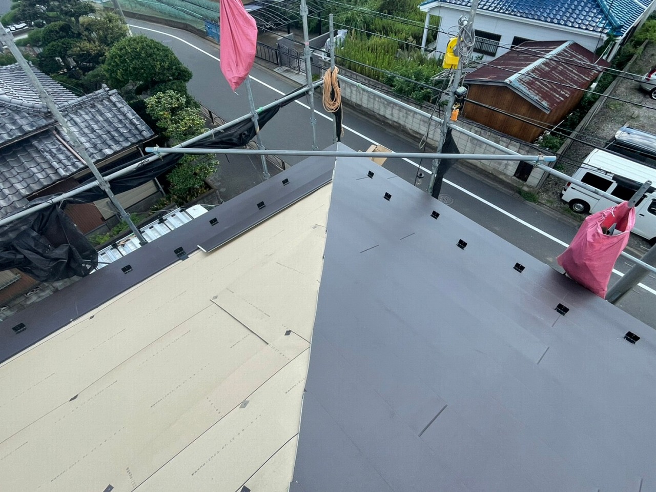 スレート屋根から横暖ルーフを使った屋根カバー工事を行いました！川口市屋根カバー工事　横暖ルーフαｓ　ニチハ　センタールーフ　スレートボロボロ　ガルバリウム鋼板　