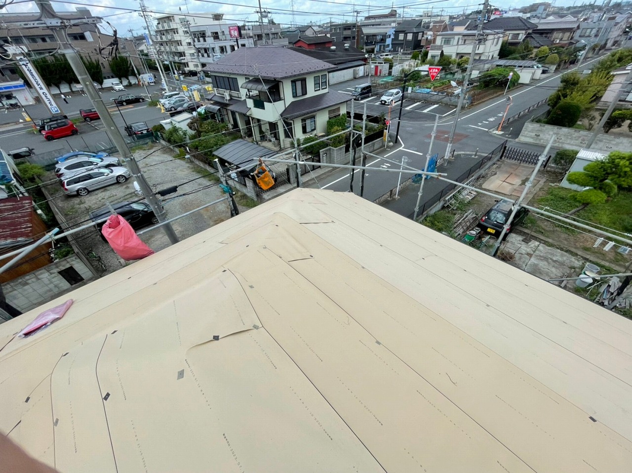 スレート屋根から横暖ルーフを使った屋根カバー工事を行いました！川口市屋根カバー工事　横暖ルーフαｓ　ニチハ　センタールーフ　スレートボロボロ　ガルバリウム鋼板　