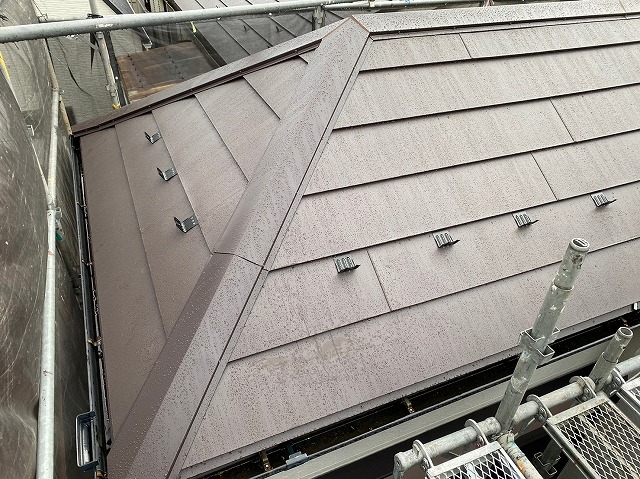 こんにちは！ 街の屋根やさん埼玉川口店です。  今回はスレート屋根からニチハの横暖ルーフαｓを使用した 屋根カバー工事を行いました。  ニチハ：横暖ルーフの説明はこちらをクリック！！  横暖ルーフは様々な色が用意されております。 ブラック・ブラウン・グリーン・ブルー・ギングロなど・・・  今回は　　　　を使用いたしました！！