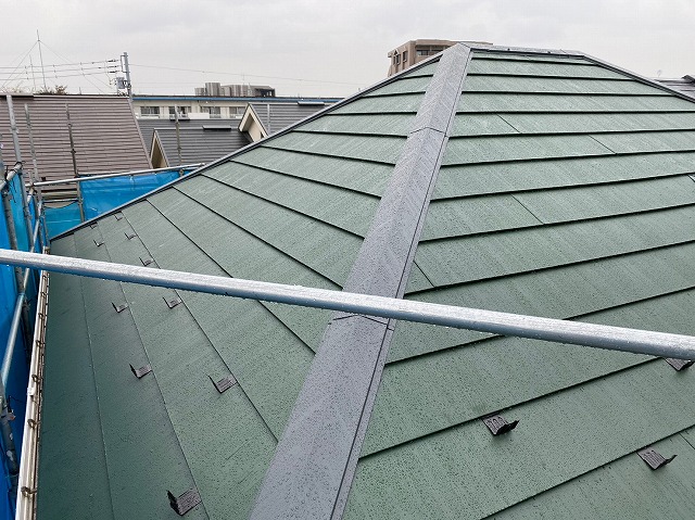 スレート屋根から横暖ルーフを使った屋根カバー工事を行いました！川口市屋根カバー工事　横暖ルーフαｓ　ニチハ　センタールーフ　スレートボロボロ　ガルバリウム鋼板　