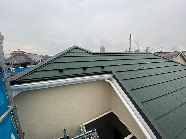 スレート屋根から横暖ルーフを使った屋根カバー工事を行いました！川口市屋根カバー工事　横暖ルーフαｓ　ニチハ　センタールーフ　スレートボロボロ　ガルバリウム鋼板　