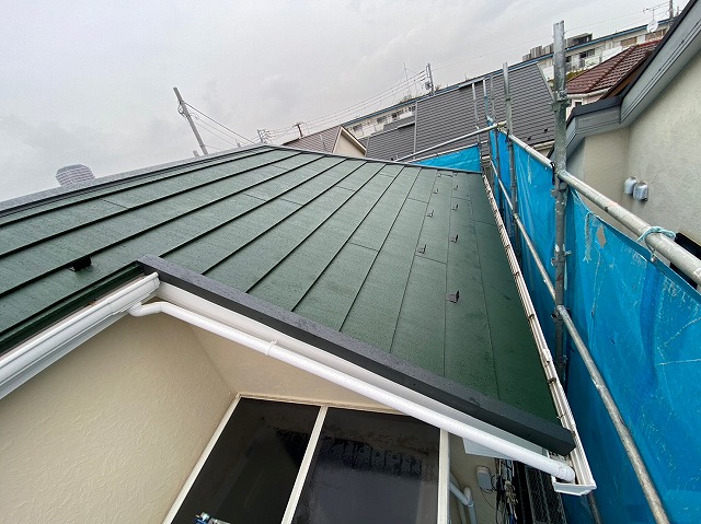 スレート屋根から横暖ルーフを使った屋根カバー工事を行いました！川口市屋根カバー工事　横暖ルーフαｓ　ニチハ　センタールーフ　スレートボロボロ　ガルバリウム鋼板　