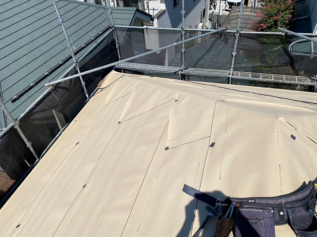 スレート屋根から横暖ルーフを使った屋根カバー工事を行いました！川口市屋根カバー工事　横暖ルーフαｓ　ニチハ　センタールーフ　スレートボロボロ　ガルバリウム鋼板　