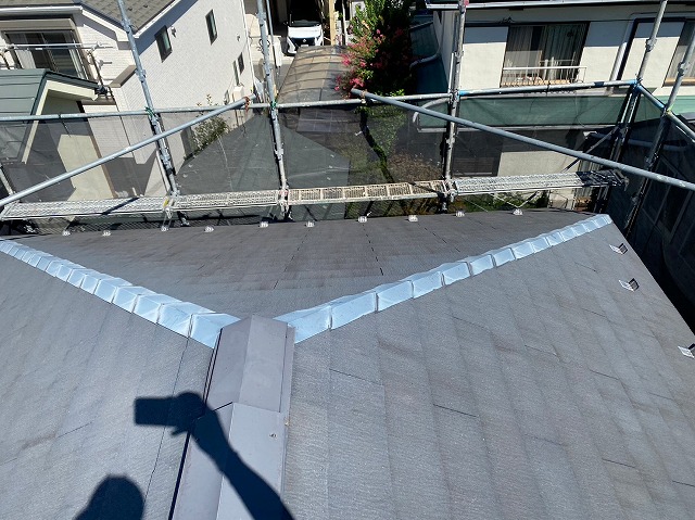 スレート屋根から横暖ルーフを使った屋根カバー工事を行いました！川口市屋根カバー工事　横暖ルーフαｓ　ニチハ　センタールーフ　スレートボロボロ　ガルバリウム鋼板　