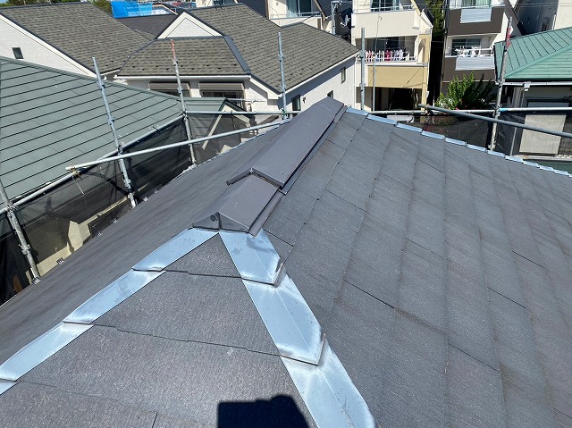 スレート屋根から横暖ルーフを使った屋根カバー工事を行いました！川口市屋根カバー工事　横暖ルーフαｓ　ニチハ　センタールーフ　スレートボロボロ　ガルバリウム鋼板　