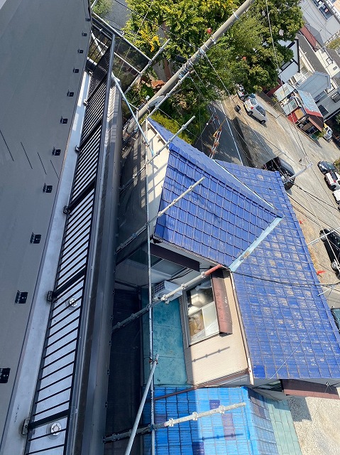 スレート屋根から横暖ルーフを使った屋根カバー工事を行いました！川口市屋根カバー工事　横暖ルーフαｓ　ニチハ　センタールーフ　スレートボロボロ　ガルバリウム鋼板　