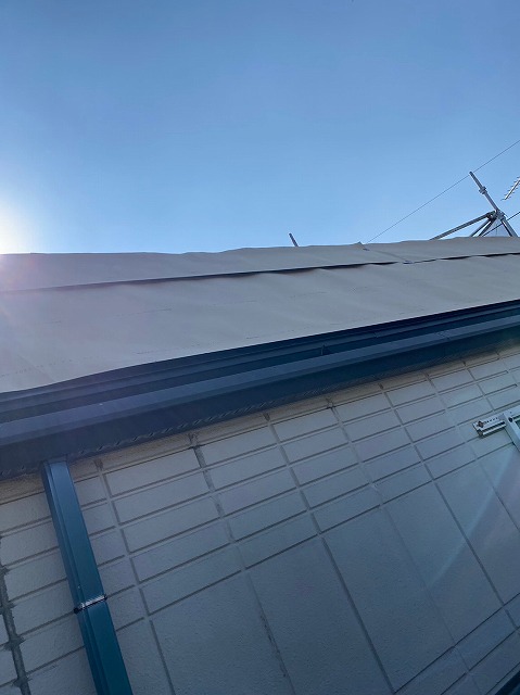 スレート屋根から横暖ルーフを使った屋根カバー工事を行いました！川口市屋根カバー工事　横暖ルーフαｓ　ニチハ　センタールーフ　スレートボロボロ　ガルバリウム鋼板　