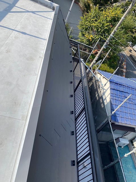 スレート屋根から横暖ルーフを使った屋根カバー工事を行いました！川口市屋根カバー工事　横暖ルーフαｓ　ニチハ　センタールーフ　スレートボロボロ　ガルバリウム鋼板　