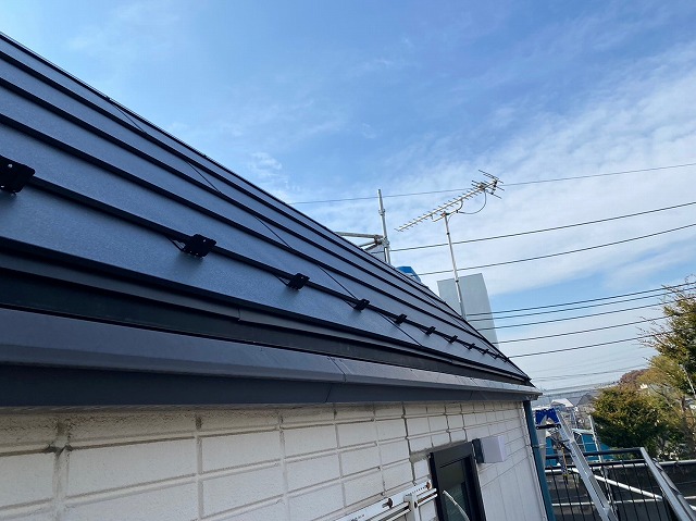 スレート屋根から横暖ルーフを使った屋根カバー工事を行いました！川口市屋根カバー工事　横暖ルーフαｓ　ニチハ　センタールーフ　スレートボロボロ　ガルバリウム鋼板　