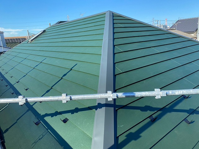横暖ルーフαｓ　バズルーフ　カツキ板金　寄棟　屋根葺き替え　カバー工法