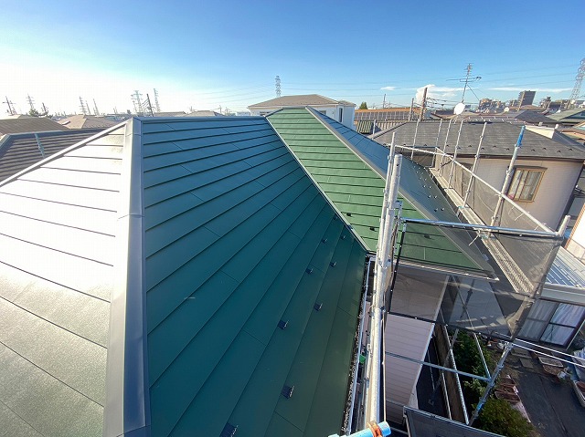 横暖ルーフαｓ　バズルーフ　カツキ板金　寄棟　屋根葺き替え　カバー工法