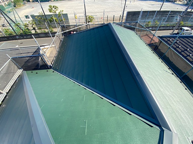 横暖ルーフαｓ　バズルーフ　カツキ板金　寄棟　屋根葺き替え　カバー工法