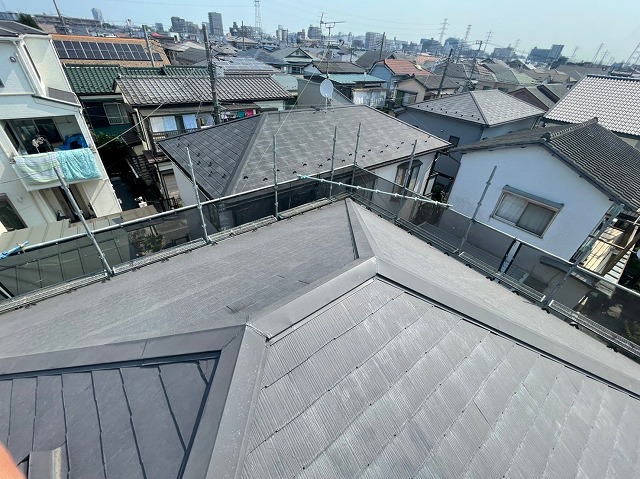 横暖ルーフαｓ　バズルーフ　カツキ板金　寄棟　屋根葺き替え　カバー工法