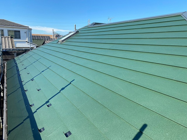 横暖ルーフαｓ　バズルーフ　カツキ板金　寄棟　屋根葺き替え　カバー工法