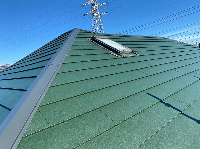 横暖ルーフαｓ　バズルーフ　カツキ板金　寄棟　屋根葺き替え　カバー工法