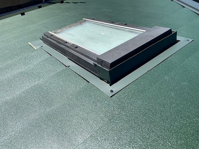 横暖ルーフαｓ　バズルーフ　カツキ板金　寄棟　屋根葺き替え　カバー工法