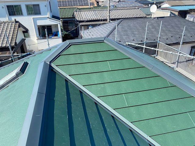 横暖ルーフαｓ　バズルーフ　カツキ板金　寄棟　屋根葺き替え　カバー工法