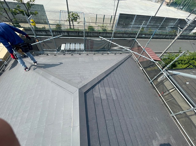 横暖ルーフαｓ　バズルーフ　カツキ板金　寄棟　屋根葺き替え　カバー工法